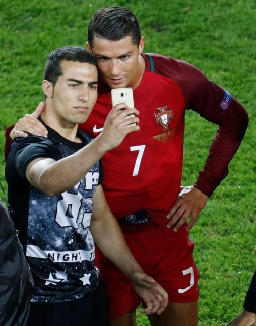 Ronaldo 'tự sướng' với CĐV, Bộ Đào Nha lĩnh họa - ảnh 3