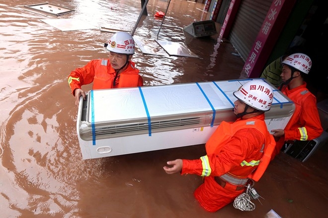 Lu lon ngap ngang xe buyt o phia nam Trung Quoc hinh anh 14