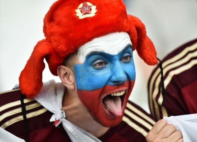 Muon kieu hoa trang cua co dong vien tai Euro 2016 hinh anh 10
