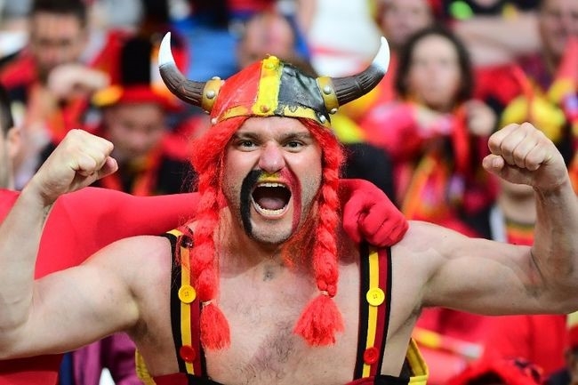 Muon kieu hoa trang cua co dong vien tai Euro 2016 hinh anh 12