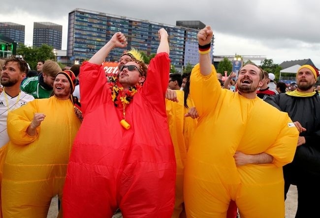 Muon kieu hoa trang cua co dong vien tai Euro 2016 hinh anh 15