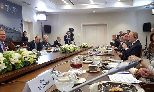  Tổng thống Vladimir Putin trong diễn đàn kinh tế có sự tham dự của thủ tướng Ý và chủ tịch Ủy ban châu Âu tại TP St. Petersburg. Ảnh: PA 
