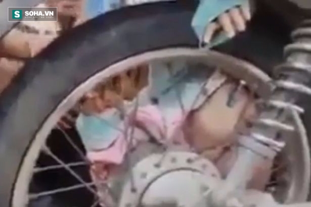 Kinh hoàng cảnh tượng bé hai tháng tuổi bị mắc kẹt trong bánh xe máy - Ảnh 2.