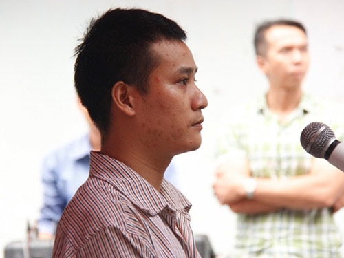 Xót xa cảnh hai con nhỏ cười tươi khi cha bị án chung thân - Ảnh 1