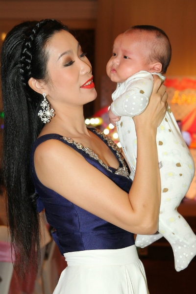phi-thanh-van-dua-con-trai-4-thang-tuoi-di-tiec-2