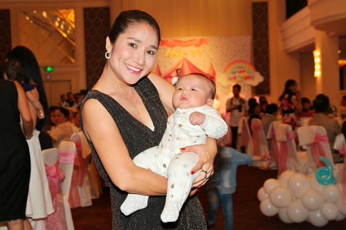 phi-thanh-van-dua-con-trai-4-thang-tuoi-di-tiec-4