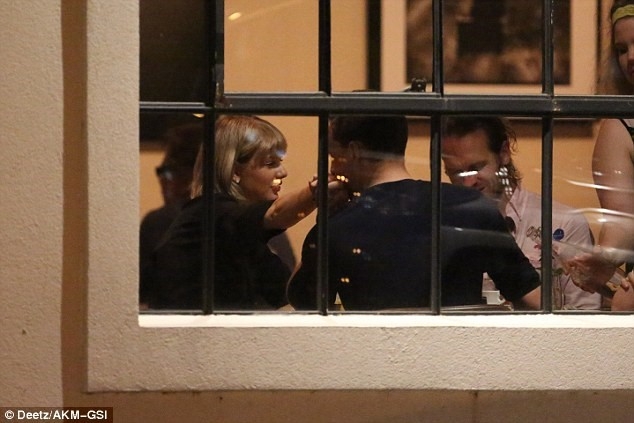 ‘Loki’ lien tuc hon tay Taylor Swift trong bua toi hinh anh 2