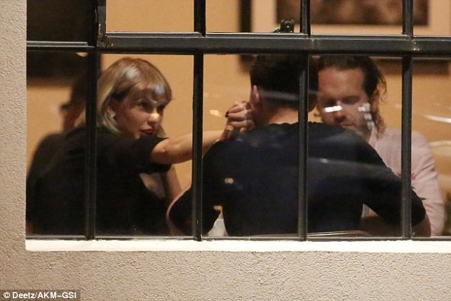 ‘Loki’ lien tuc hon tay Taylor Swift trong bua toi hinh anh 3