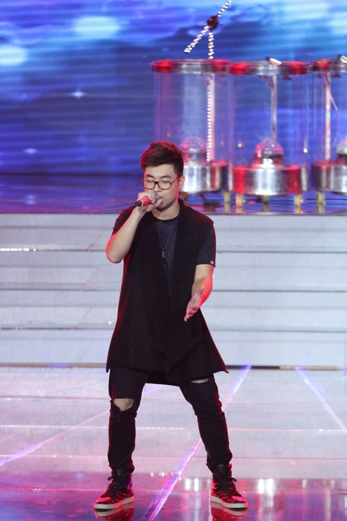 Lê Hoàng Phong mở màn liveshow 2 với ca khúc 'Sắc màu', được anh làm mới với chất nhạc điện tử và R&B. Tùng Dương thấy Hoàng Phong hát chuẩn về cao độ, lại có sự sáng tạo. Hồ Quỳnh Hương thấy giọng của Phong hợp với Jazz, R&B. Thanh Lam thấy Phong làm chủ được giọng hát và nốt nhạc.
