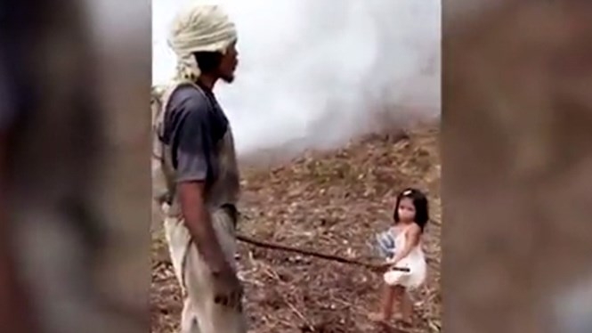 Sự quan tâm, chăm sóc cô bé 5 tuổi dành cho cha khiến triệu người cảm động /// Ảnh chụp từ clip