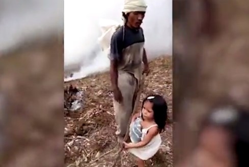 Clip bé gái 5 tuổi dắt cha mù lòa đi làm thu hút triệu lượt xem - ảnh 1