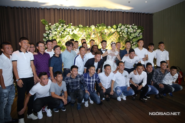 dan-sao-chuc-mung-le-dinh-hon-cua-ky-han-mac-hong-quan-4