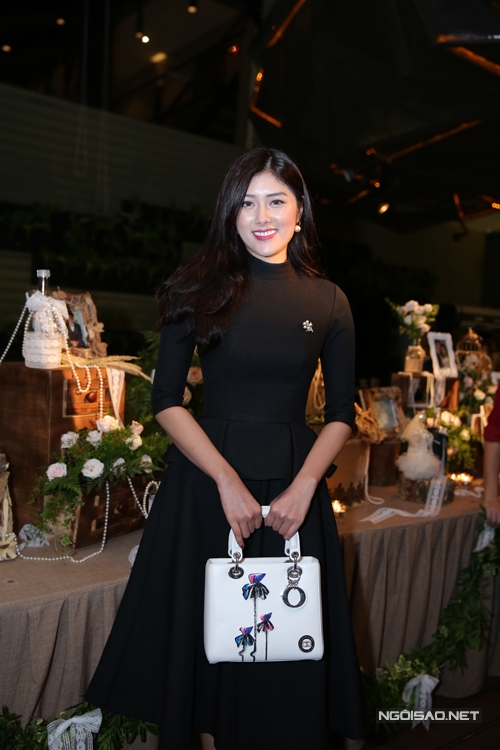 Huỳn Tiên với phong cách thanh lịch và sang trọng đến dự tiệc vui của đồng nghiệp.