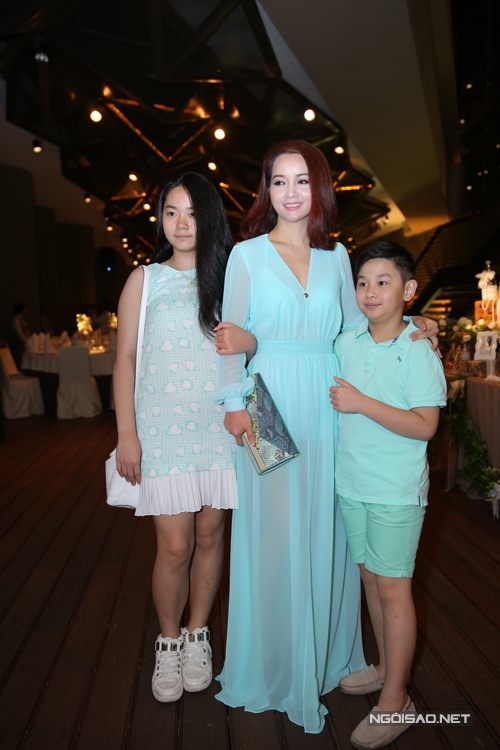 Mai Thu Huyền tham gia sự kiện với hai nhóc tỳ của cô.