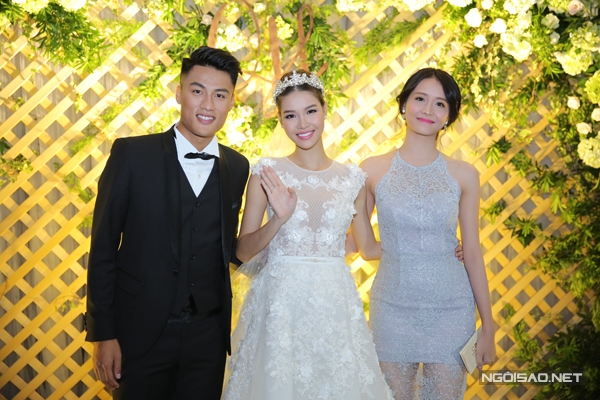 Trương Mỹ Nhân chụp ảnh cùng Mạc Hồng Quân và Kỳ Hân.