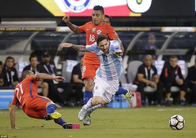  Messi luôn bị các hậu vệ Chile kèm chặt trong suốt trận đấu 