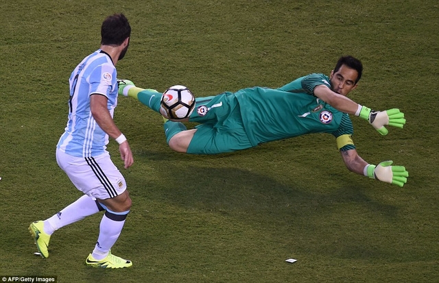  Higuain đã bỏ lỡ cơ hội quá ngon ăn ở hiệp 1 