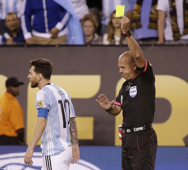  Messi cũng phải nhận thẻ vàng do lỗi ăn vạ 
