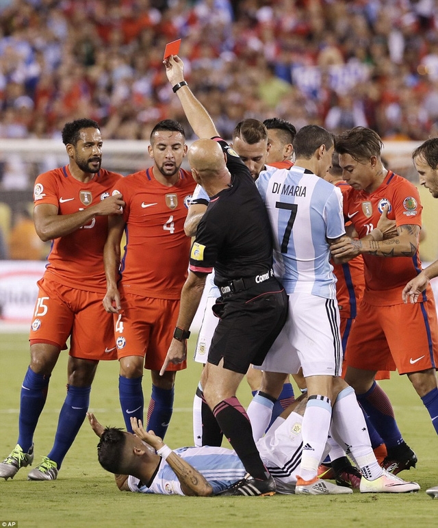  Rojo nhận thẻ đỏ ở cuối hiệp 2 sau khi vào bóng thô bạo với cầu thủ Chile 