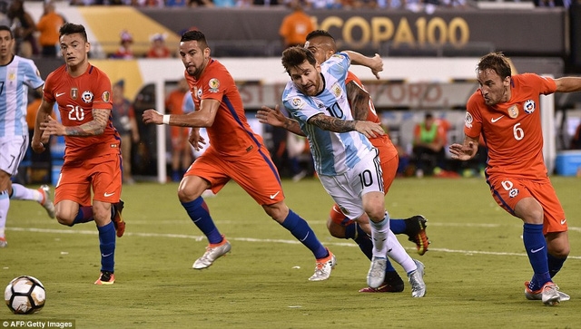  Messi gồng mình chiến đấu khi luôn có 4 hoặc 5 cầu thủ Chile theo sát 