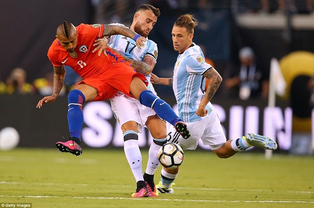  Vidal trong pha tranh bóng với cầu thủ Argentina 