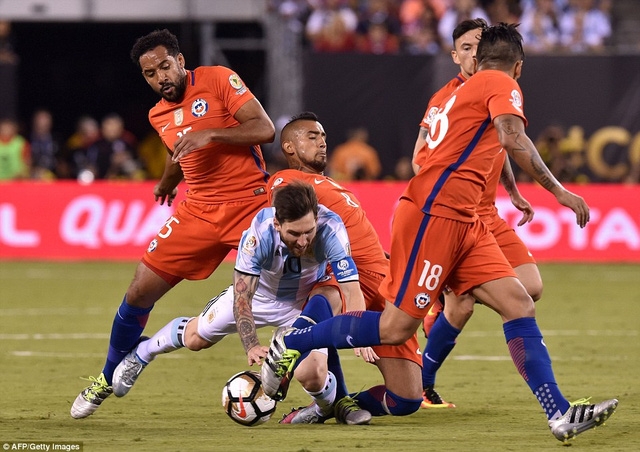  Các hậu vệ Chile luôn sẵn sàng phạm lỗi với Messi khi cần thiết 