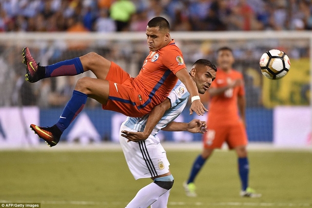  Alexis Sanchez bị hậu vệ Argentina kèm rất chặt 