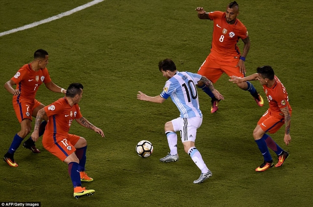  Messi cô đơn giữa vòng vây cầu thủ Chile 