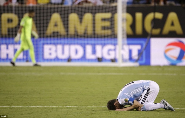  Messi gục ngã sau khi đá hỏng quả luân lưu 