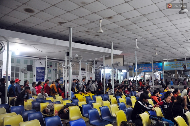 Bác sĩ ở Sài Gòn dậy từ 3h sáng để khám cho hàng trăm bệnh nhân - Ảnh 1.