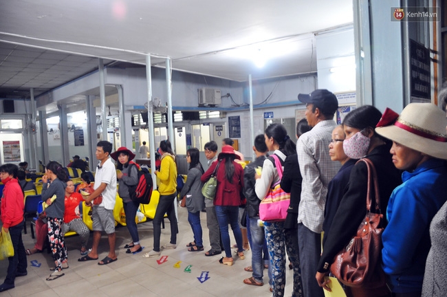 Bác sĩ ở Sài Gòn dậy từ 3h sáng để khám cho hàng trăm bệnh nhân - Ảnh 2.