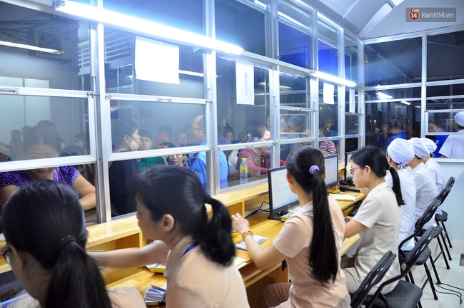 Bác sĩ ở Sài Gòn dậy từ 3h sáng để khám cho hàng trăm bệnh nhân - Ảnh 12.