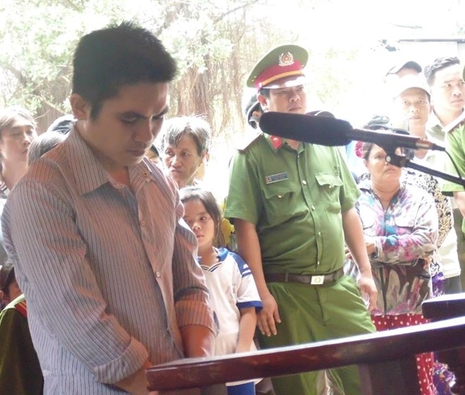 Giet nguoi roi dung dao dam vao bung tu sat hinh anh 1