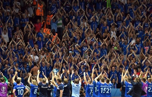 Lạ mắt màn ăn mừng của Iceland sau chiến tích lịch sử - ảnh 5