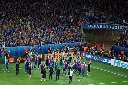Lạ mắt màn ăn mừng của Iceland sau chiến tích lịch sử - ảnh 7