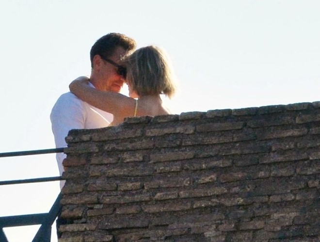 Taylor Swift va 'Loki' lai hon nhau dam duoi mac paparazzi hinh anh 4