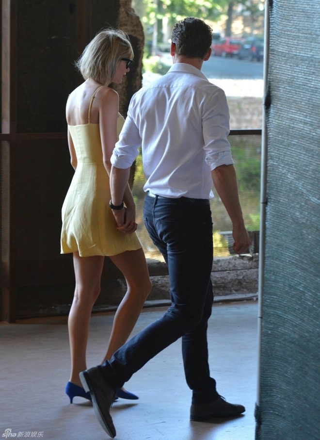 Taylor Swift va 'Loki' lai hon nhau dam duoi mac paparazzi hinh anh 9