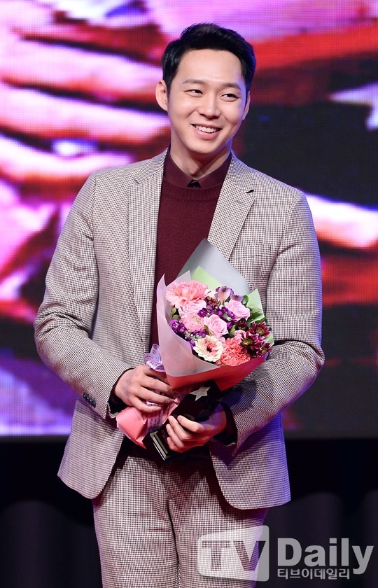Them tiep vien nu o bar to suyt bi Park Yoochun cuong hiep hinh anh 2