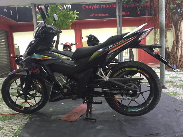 Ở những góc nhìn khác nhau, dàn áo này lại cho một màu sắc nhất định. 