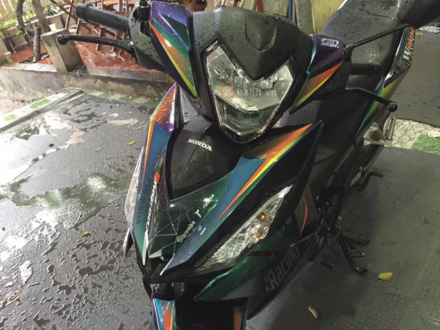 Mặt nạ phía trước được tô điểm thêm bằng nhiều tên thương hiệu như Rizoma, Brembo,... 