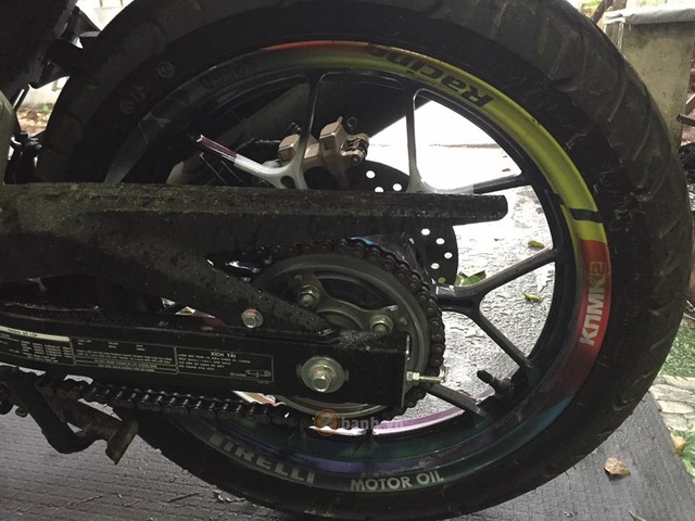  Nhiều tên thương hiệu nổi tiếng được xuất hiện trên vành xe như Pirelli, Motor Oil,... 