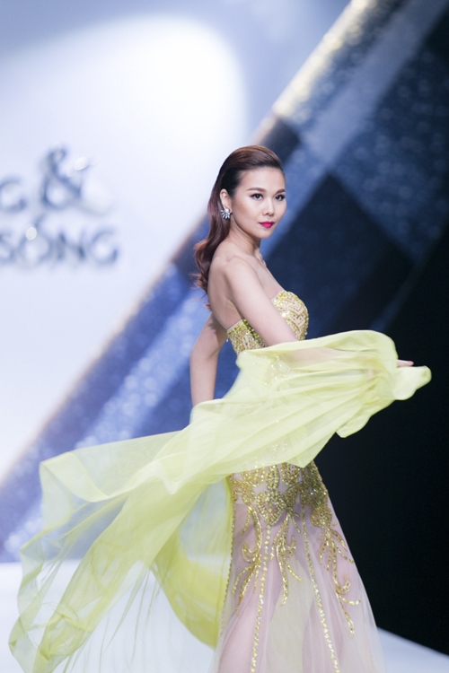 thanh-hang-bay-bong-sexy-tren-san-dien-1