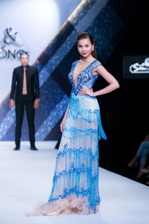thanh-hang-bay-bong-sexy-tren-san-dien-2