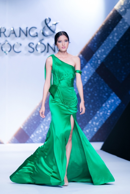 thanh-hang-bay-bong-sexy-tren-san-dien-3