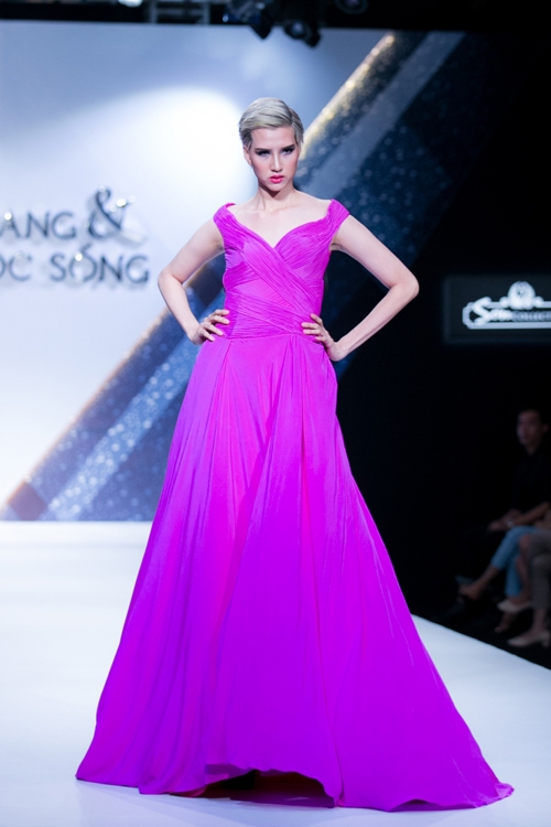 thanh-hang-bay-bong-sexy-tren-san-dien-5