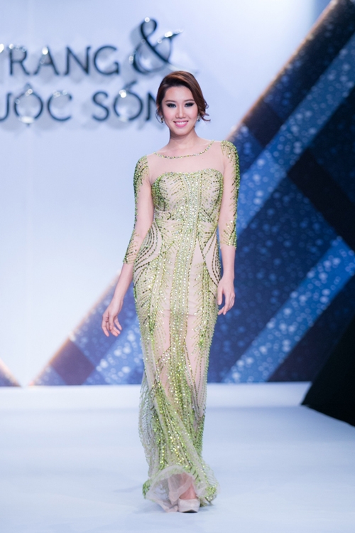 thanh-hang-bay-bong-sexy-tren-san-dien-8