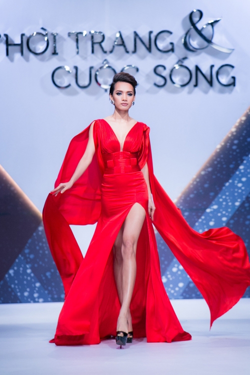 thanh-hang-bay-bong-sexy-tren-san-dien-9