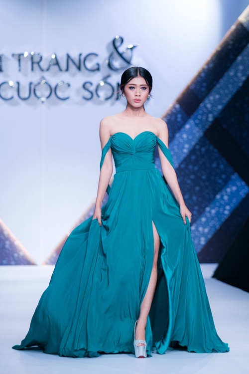 thanh-hang-bay-bong-sexy-tren-san-dien-10