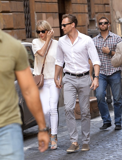 tom-nam-tay-taylor-swift-di-khap-thanh-rome-2