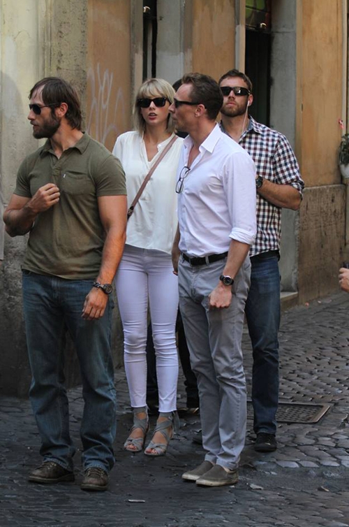 tom-nam-tay-taylor-swift-di-khap-thanh-rome-4
